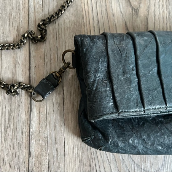 Elegant Leather Crossbody Bag - Picture 3 of 12